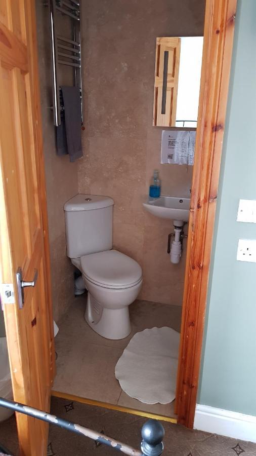 Zweibettzimmer mit Bad